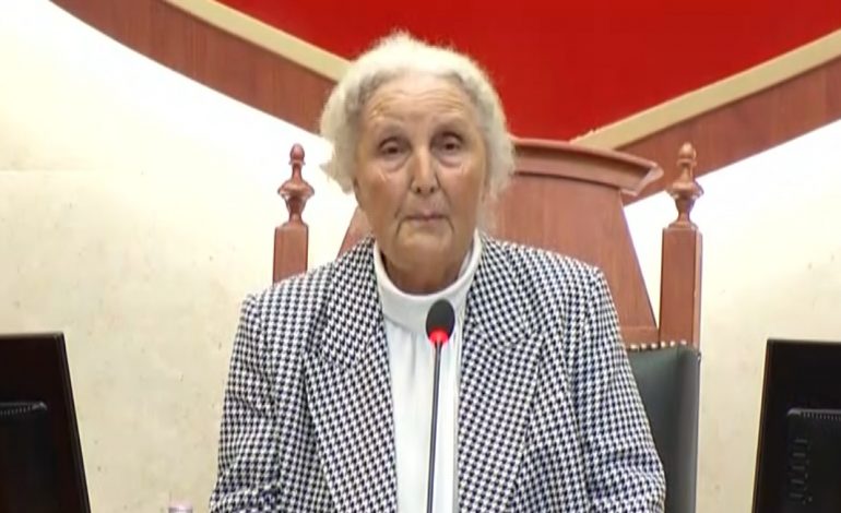 PROTESTA E PEDAGOGËVE/ Luljeta Bozo: Mos jepni vetëm mësim, vrisni mendjen e bëni projekte…