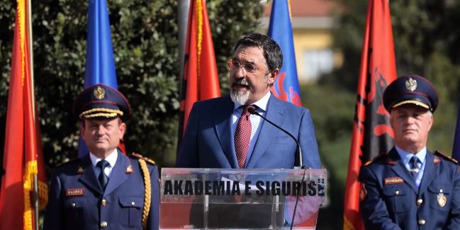 “MOS U JOSHNI NGA KORRUPSIONI”/ Mesazhi i Çuçit për punonjësit e rinj të Policisë