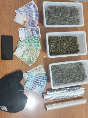 PAMJET/ Pranga 23-vjecarit në Sarandë, policia i gjen hashash dhe para në banesë (EMRI)