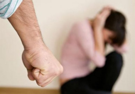 NDJEKJE SI NË FILMA/ Po ushtronte dhunë ndaj familjarëve, tre efektivët i shkojnë në banesë por bien pre e sulmit të tij