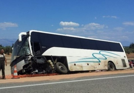 SHOFERI HUMB KONTROLLIN/ Autobusi përplaset me mbrojtësen metalike dhe përfundon në kanal! Dy pasagjerët dërgohen në spital