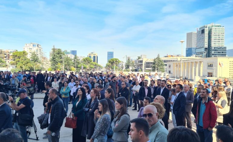 PEDAGOGËT MBYLLIN PROTESTËN/ Paralajmërojnë protestën e radhës: Të na mirëkuptojnë studentët, mblidhemi më 17 tetor