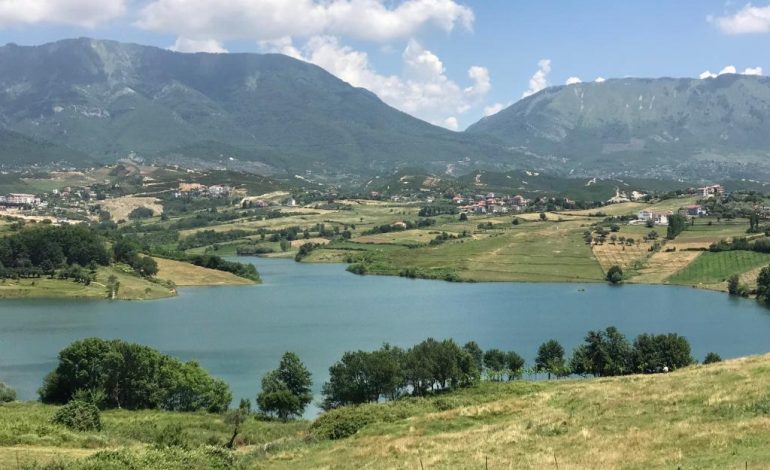 E RËNDË/ Gjendet pa shenja jete një 30-vjeçar në liqenin e Farkës, dyshohet…