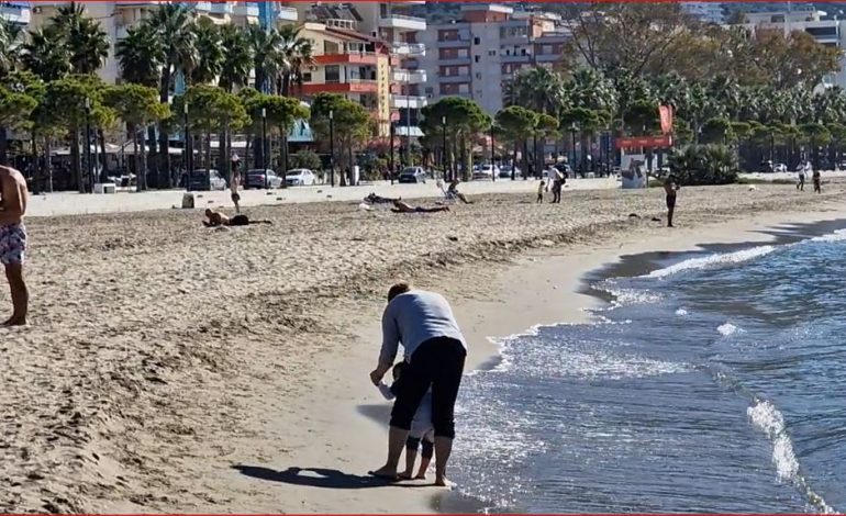 FILLIM NËNTORI POR NË VLORË VAZHDON PLAZHI/ Qytetari: Klima dhe ambienti më të mira se në Athinë