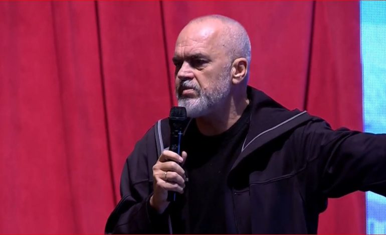 “SINDIKATA ME NË KRYE ATË TË SHIKUT”/ Rama sulmon pedagogët: Ata që dalin ta harrojnë rritjen e pagës, ta nxjerrin vetë!