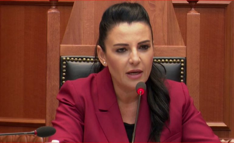 “SKAVICA DO NËRTOHET”/ Berisha i përmendi gjyshin, Balluku i kthehet: Vazhdoni me familjet ju, burrë plak flet për…