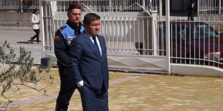 “NUK KISHA QELLIM TË ARRATISESHA”/ Fran Frrokaj shkon vetë në policinë e Lezhës pas dënimit me 3 vite burg