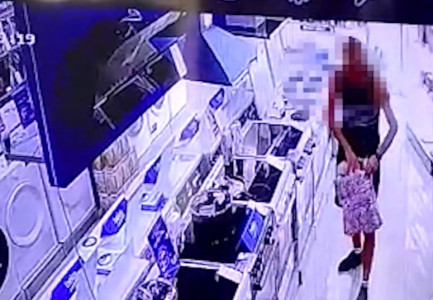 NGA KOSOVA PËR TË VJEDHUR NË SARANDË/ Publikohen pamjet si 37-vjeçari e mbush çantën me produkte (EMRI)