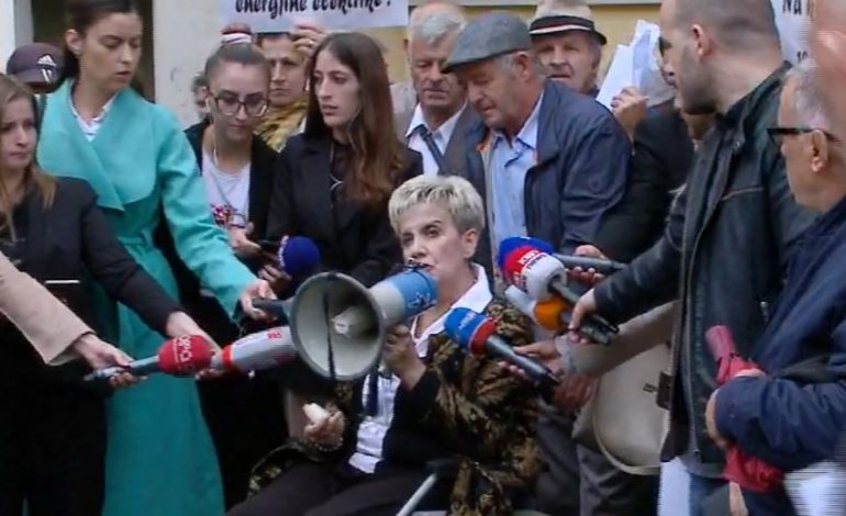 INVALIDËT E PUNËS PROTESTË PARA MINISTRISË SË EKONOMISË/ Thirrje qeverisë: S’duam lëmoshë, plotësoni 8 kërkesat tona!