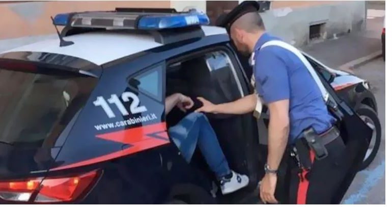 E PËSON KEQ/ I shpallur në kërkim për trafikim të lëndëve narkotike, i riu shqiptar arrestohet nga policia italiane në banesën e të dashurës