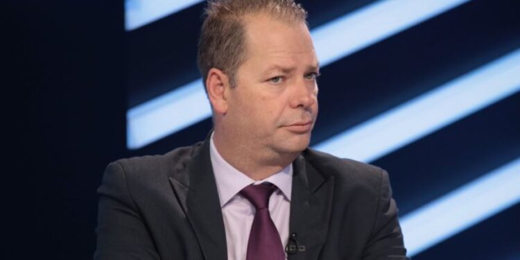 “BRENDA OPOZITËS PO LUHET TOPA LUFTASH”/ Kulluri: Meta do të pasojë humbjen te Berisha