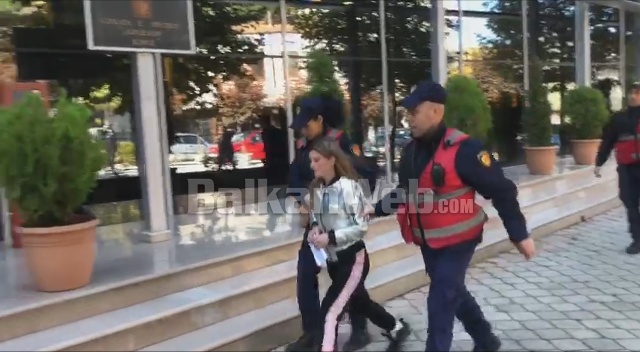 VIDEOLAJM/ U arrestua për vrasjen e 26-vjeçarit, momenti ku Martina Pajollari futet në gjykatën e Korçës kokëulur