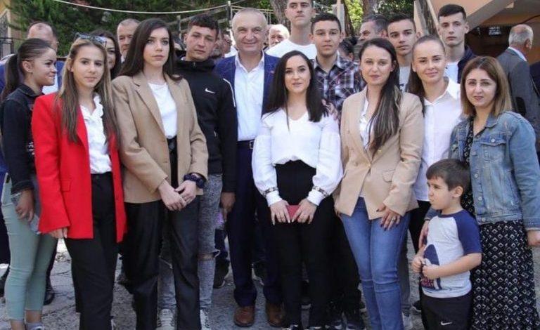 PUBLIKON FOTO NGA TAKIMI ME TË RINJTË NË KUÇOVË/ Meta: Entuziastë dhe optimistë për të ndërtuar të ardhmen në Shqipëri