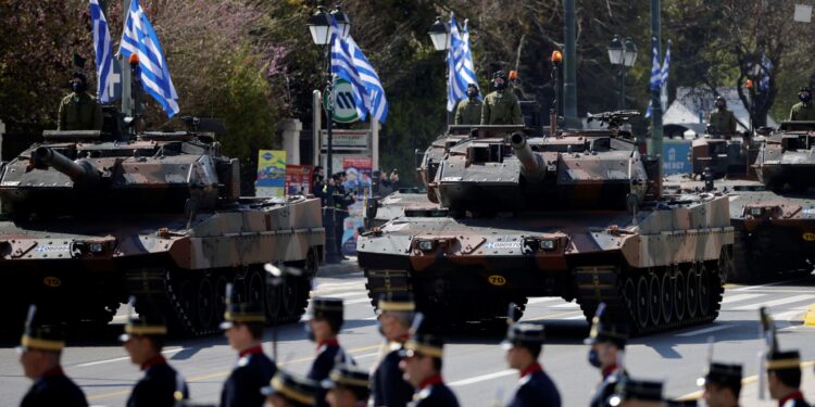 TANKET ZBRESIN NË RRUGËT E SELANIKUT/ Greqia mban paradën e madhe ushtarake