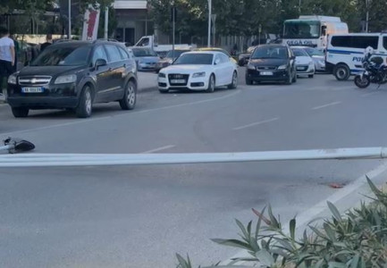 NDODH SI NË FILMA/ BMW del në krahun tjetër të rrugës në Vlorë, rrëzon shtyllën dhe përplas një tjetër makinë (VIDEO)