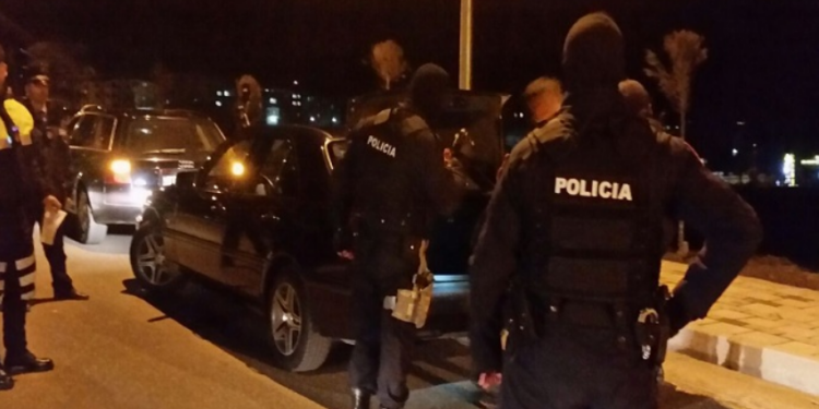 AKSIONI/ Policia zbarkon në Lazarat, kontrolle “blic” për armë në banesa
