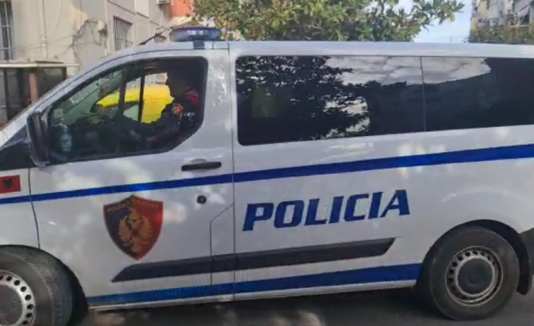 AKSIDENT NË DURRËS/ Përplasen dy automjete, plagosen shoferët dhe pasagjerja