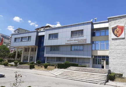 OPERACIONI “URGJENCA” NË SPITAL/ Vihet në pranga një 47-vjeçar. I ‘fiksuar’ pas mjekeve dhe infermiereve…