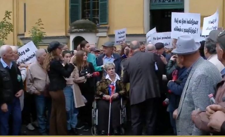TENSIONE NË PROTESTËN E INVALIDËVE TË PUNËS/ “Ik maskara!”, protestuesi: Spiun, s’je nga radhët tona (VIDEO)