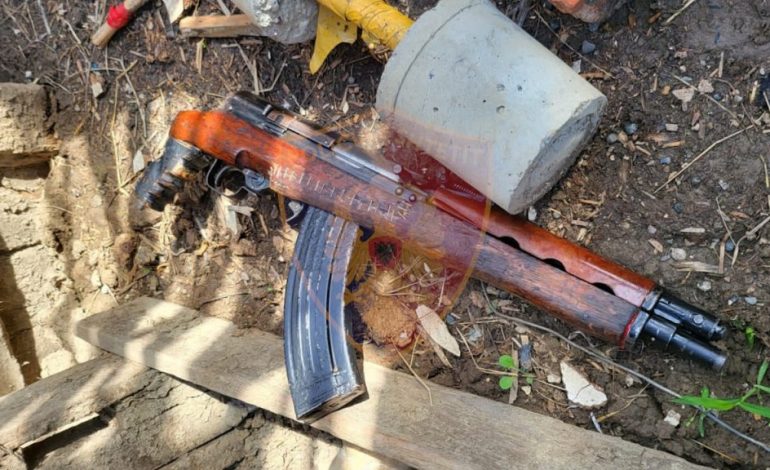 FOTOLAJM/ Policia kap laçianin me armë pa leje, por detaji te pushka i la me sy hapur