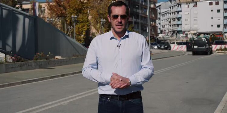 DEKLARATË TRONDITËSE NGA URA E MITROVICËS/ Eurodeputeti francez: Serbët e krishterë mbrojtën qytetërimin evropian nga terroristët shqiptarë