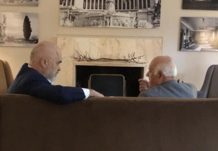 “BURIM I PASHTERSHËM URTËSIE “/ Rama e nis ditën me një bisedë me Alfred Moisiun. Dëgjon më vëmendje këshillat e ish-Presidentit (FOTO)