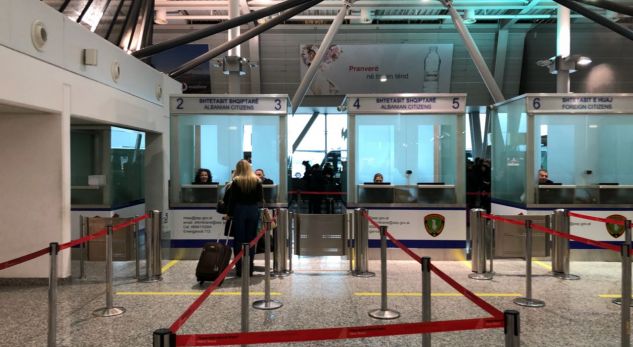 NDODH NË RINAS/ I vjedhin çantën e dorës brenda aeroportit, policia kap 47-vjeçarin nga Anglia. Tentoi…