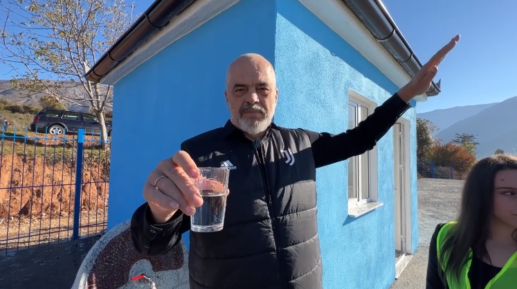 DOLLI ME UJË NË DIBËR/ Rama: Të rrojë PS, se ajo solli ujin këtu! Pa ne, gjithçka bëhet fushë