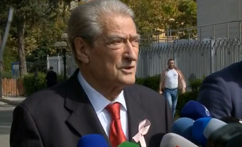 NEGOCIATAT ME GRUPIN E ALIBEAJT/ Berisha: Po bisedon Paloka. Të gjithë deputetët mund të kandidojnë për Bashkitë, përveç njërit…