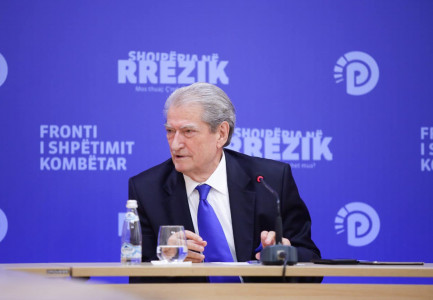 PROTESTA/ Berisha: Shqipëria po zien, 2500 policë e ushtarakë janë dorëhequr, ministri e fsheh. Mbi biznesin janë sulur taksidarët
