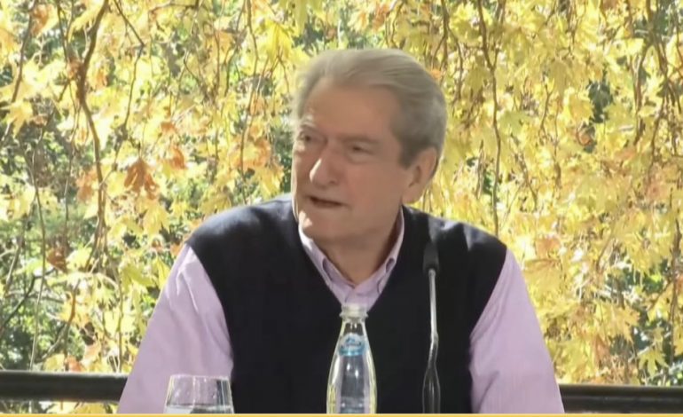 “VENDI NË UDHËKRYQ”/ Berisha nga Libohova: Prodhojmë 1 mln ton naftë, pasuritë e shqiptarëve ‘mallkim’