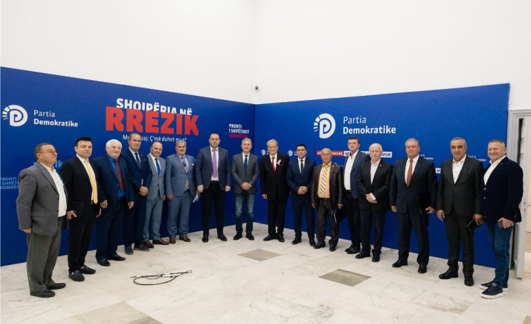 “SHQIPTARËT MEZI PO PRESIN PROTSTA”/ PD jep detaje nga takimi i Berishës me aleatët: Shpëtimtar për vendin do jetë krijimi i një…