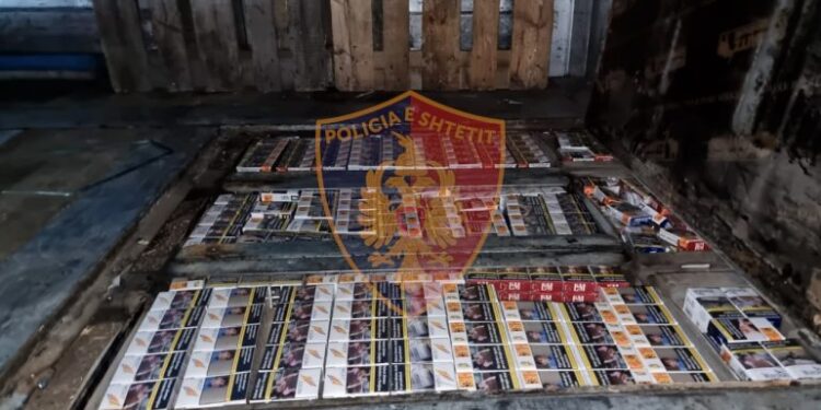 KAPET MAT/ Kishte fshehur dhjetëra steka me cigare në dyshemenë e kamionit, arrestohet 44-vjeçari