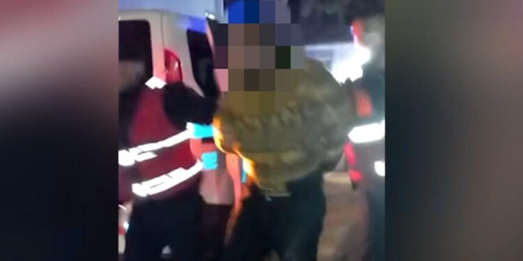 E PËSOJNË KEQ/ Arrestohen dy të rinj në Korçë, u kapën duke transportuar 9 emigrantë