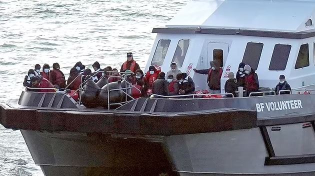 EMIGRANTËT E PALIGJSHËM VENDOSIN REKORD/ Mbi 35 mijë kaluan me gomone drejt Anglisë vitin e fundit