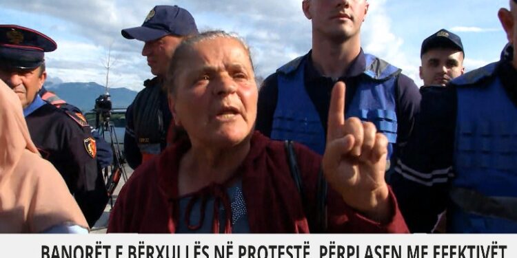PROTESTA NË BËRXULLË/ Banorja: Do e mbroj shtëpinë time me gjak, nuk lëviz nga rruga