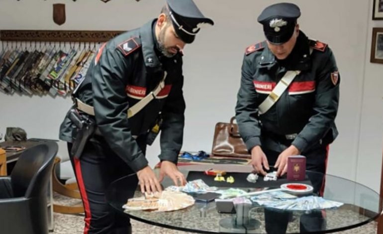 KISHTE FSHEHUR KOKAINËN TE FRENAT E DORËS/ Arrestohet i riu shqiptar në Itali, pas kontrollit në banesë iu gjet…