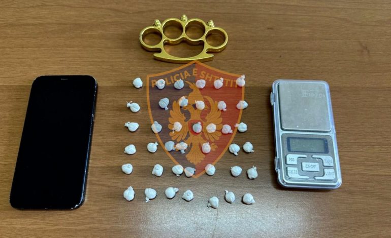 E PËSOJNË KEQ/ Shpërndanin kokainë të ndarë në doza, arrestohen dy vëllezërit në Tiranë