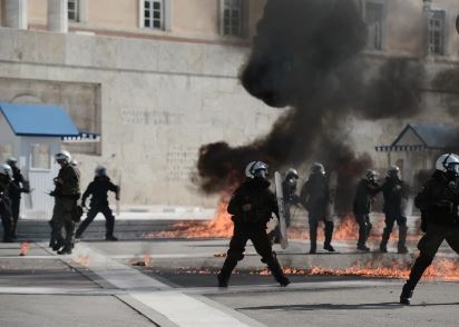 “DIGJET” GREQIA/ Protestat 24 orëshe kundër krizës ekonomike fusin vendin në kaos! Koktej Molotovi, gaz lotsjellës…