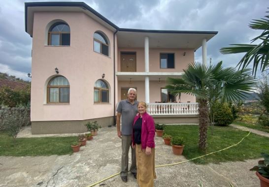 “IKU ILEGALISHT”/ “The Sun” në familjen shqiptare: Pa paratë e djalit në Angli s’do të kishim shtëpinë e ëndrrave tona