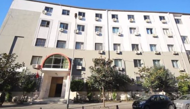 EMRAT/ Skemë mashtrimi për shmangien e TVSH-së në vlerën mbi 500 mln lekë, shpallen fajtorë 8 persona në Durrës…