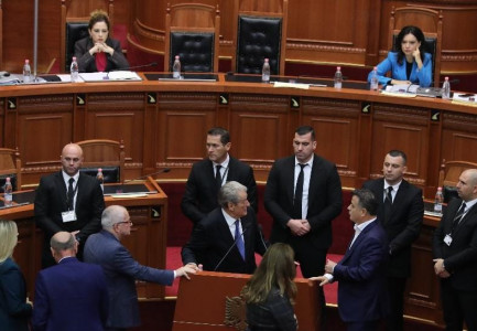 “ULSI, O FAMOZ, VETËM DY MUSHKA KANË MBETUR PA…”/ Berisha, akuza të forta në Kuvend, objektiv edhe Xhaçka