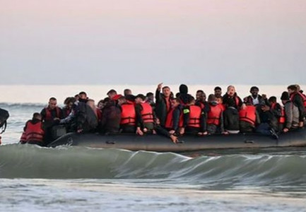 MOTI I MIRË “TREMB” ANGLEZËT/ Ministri i Emigracionit britanik: 80% e emigrantëve që vijnë me varka, janë nga Shqipëria