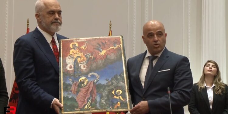 PAS 9 VITESH/ Rama i dorëzon ikonën e vjedhur, Kovaçevski: 20 të tjerat do i marr vetë në Shqipëri