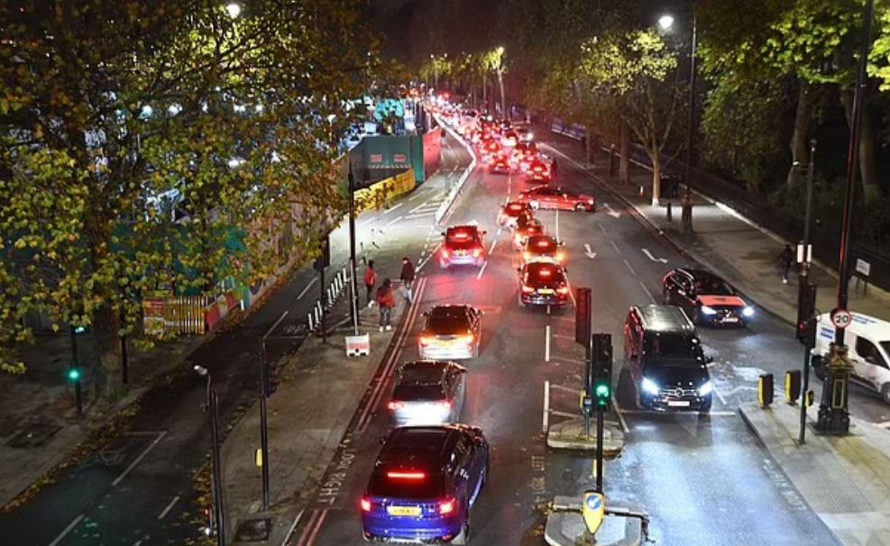 TUBIMI I DYTË MË I MADH NË BRITANI/ Me Lamborghini e Mercedesa, shqiptarët ‘ndezin’ rrugët e Londrës në 110-vjetorin e Pavarësisë