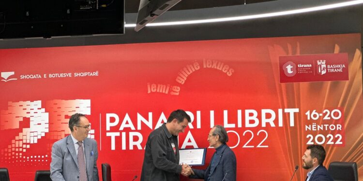 PANAIRI I LIBRIT 2022/ Veliaj i jep çmimin e autorit më të mirë, shkrimtarit Zija Çela: Ndihem mirë që bashkia ishte sponsor kryesor