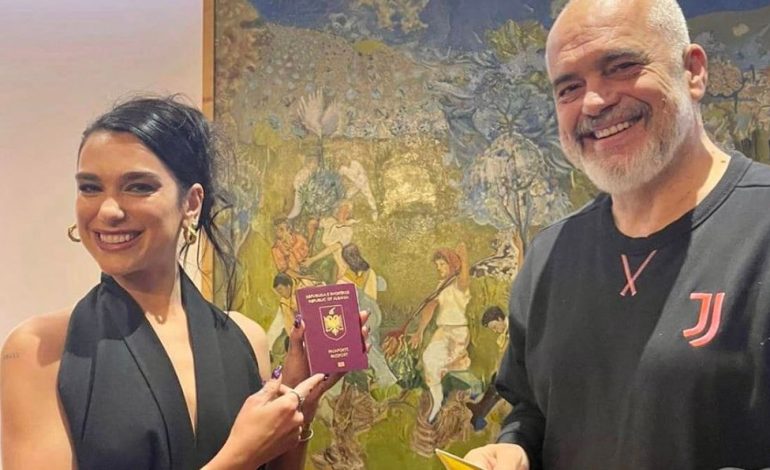 FOTOLAJM/ Rama uron Festat e Nëntorit me Dua Lipën: Ditë e bekuar me qytetaren më të re të Shqipërisë