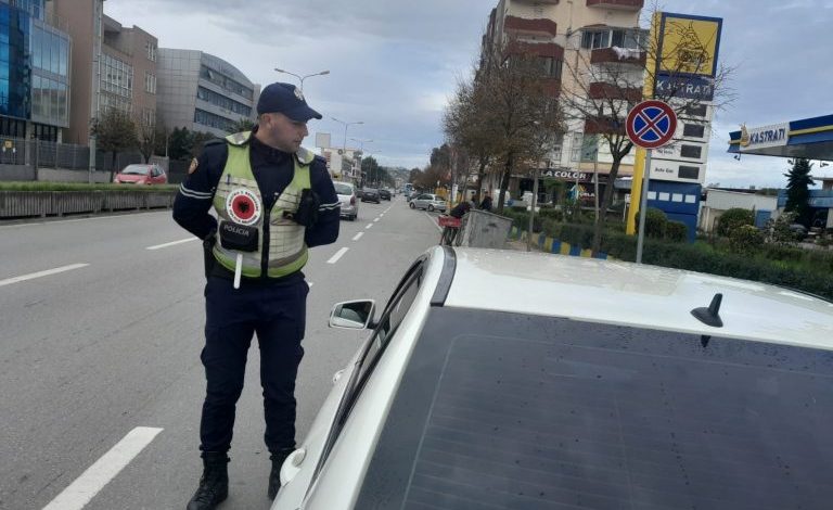POLICIA RRUGORE NË AKSION/ Arrestohen 2 shoferë dhe pezullohen 31 leje drejtimi në Durrës