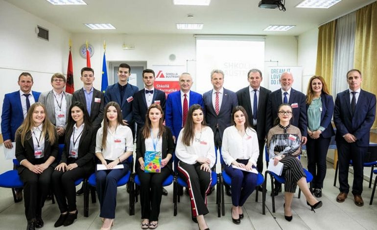“MODELI MË I MIRË I ZHVILLIMIT…”/ Meta me mësues dhe nxënës të shkollës austriake: Koha që ky model i suksesshëm të zgjerohet…