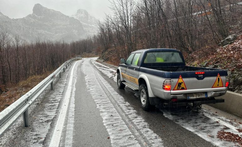 PAMJET/ Zyrtarisht dimër! Bie bora e parë në Shqipëri